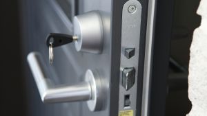 Ulko-oven lukko, jossa on avain.