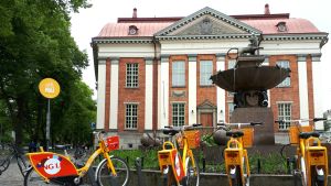 Vuokrapyöriä kirjaston edessä.