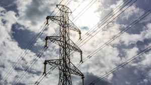 voimalinja ja poutainen taivas