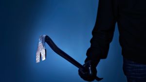 Miehellä on kiiltävä sorkkarauta kädessään.