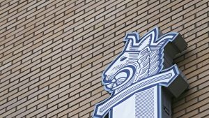 Poliisin logo Turun pääpoliisilaitoksen seinässä.