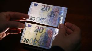 20 euron setelit joissa toisessa näkyy vesileima.