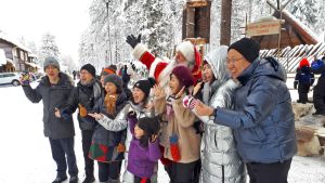 Aasialaisturisteja ei häiritse väentungos turistikohteissa.