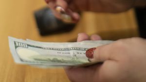 Philadelphian kaupunki haluaa, että käteinen kelpaa myös ravintoloissa ja kaupoissa.