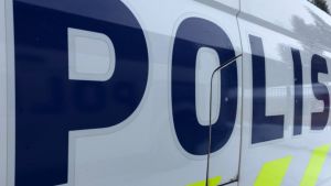 Poliisi-teksti poliisiauton kyljessä.