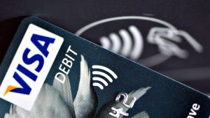 Lähikuva lähimaksamiseen tarkoitetusta pankkikortista ja lukulaitteesta.