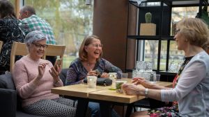 Rauni Lindqvist-Oksa ja Marja Sinisalo Tampere-talon ravintolassa.