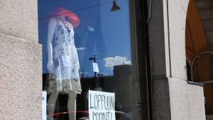 By Marja -vaatekaupan näyteikkuna