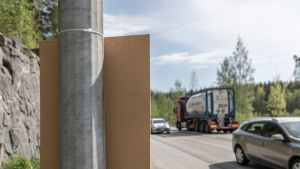 Nippusiteillä valaisinpylvääseen kiinnitetty eurovaalimainos Kanavuoressa, Jyväskylässä.