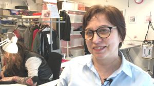 Päivi Korteniemi omassa ompelimossaan. 