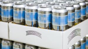 Rainbow long drink -tölkkejä Inex Partnersin logistiikkakeskuksessa.