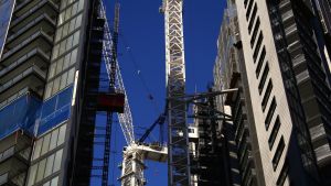 Rakenteilla olevia kerrostaloja St Leonardsin esikaupunkialuella Sydneyssä.