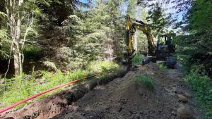 Kaivuri kaivaa maata metsässä