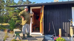 Paraislainen Pekka Laine mökkisaunansa portailla.