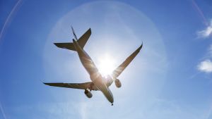 Finnairin Airbus 350 -lentokone laskeutuu Helsinki-Vantaan lentokentälle kesäpäivänä.