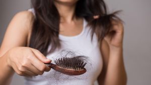 Hiusharjassa tukku irtohiuksia.