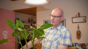 Puutarhuri Marko Ahola onnistuu kuulemma itsekin kukistamaan kasvin silloin tällöin.