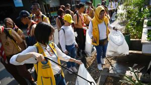 Vapaaehtoiset keräsivät roskia maailman siivouspäivänä Jakartassa, Indonesiassa 21. syyskuuta.