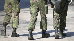 Varusmiehet kävelevät. 