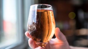 lasillinen siideriä ikkunalaudalla