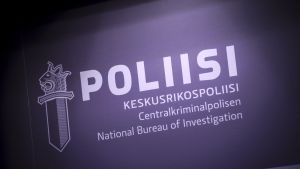 Keskusrikospoliisin tunnus KRP-talolla Vantaalla. 