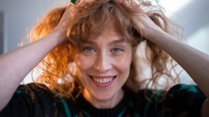 Punahiuksinen nainen 