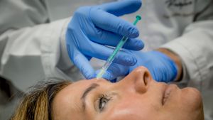 Plastiikkakirurgi Heikki Kupi ja Krista Ollanketo