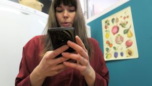 Sole Garhentino-Nygård kirjaa Hävikkiruokapisteen päivän tarjonnan Facebookiin, Instagramiin ja Whatsapp-ryhmään.