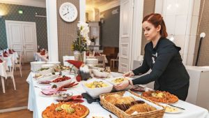 Ravintolapäällikkö Elina Pellonpää kattaa Wanhan Fredan joulupöytää Jyväskylässä.