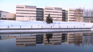 Seinäjoen ammattikorkeakoulu laajenee pitkin jokirantaa.