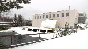 Kuurnan vesivoimalaitos ja virtaava Pielisjoki.