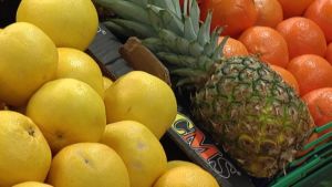 Hedelmiä kaupan hyllyllä.