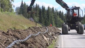 Sähkökaapelia kaivetaan maahan