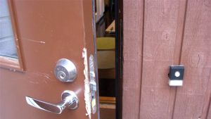 Ulko-oven lukko murtovarkaan jäljiltä.