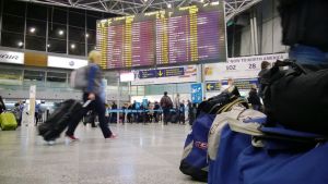 Matkustajia lentokentällä.