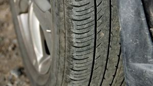 Kuvassa auton kesärengas. 