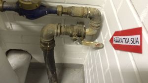 Kiinteistön vesimittari ja päävesikatkaisija.