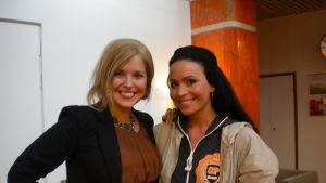 Svenska Yles Eva Frantz och Sara Varga i samband med Nöjesfredag. Sara Varga och eva frantz