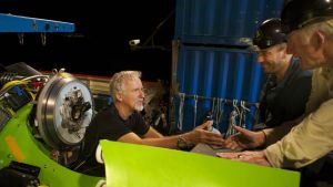 Filmregissören James Cameron är en av den handfull människor som har besökt Marianergravens botten, den djupaste punkten i världshaven (drygt 11 km rätt ned). Trögkryparen kunde dyka sex gånger djupare än så – utan ubåt. Cameron på väg ner i djupet