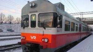 Varför får inte Y-tåget fortsätta då andra hotade tåg får göra det, undrar Maarit Feldt-Ranta. Y-tåg på Karis järnvägsstation