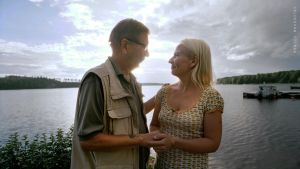 Katsoa isää silmiin. Hannu: "Kyllä Johanna saa sitä rakkautta sitä kautta, että minä huolehdin Metsäkukasta. Se tulee varmasti sitä kautta. En usko, että Johanna kaipaa mitään hellyyttä enää." Johanna: "Haluaisin, että isä näkisi minut hyvänä ja arvokkaana. Ja vaikka minussa olisi piirteitä, jotka häntä ärsyttää, niin ihmettelen että eikö hän tajua, että kyllä minäkin pidän itsestäni ja koen monissakin yhteisöissä, että mua arvostetaan ja musta pidetään. Että jospa hänen silmänsä avautuisi, että hän näkisi, että mä olen hyvä äiti ja hyvä sisko ja hyvä ystävä. Ja että olisin riittävän hyvä tytär."