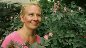 Isä on ylpeä tyttärestään. Kuvassa näkyy Johannan positiivinen määrätietoisuus. Johannan on selvinnyt vaikeista lähtökohdista ja huolehtinut raskaina aikoina muusta perheestään. Hannu: "Tästä minä niin tykkään! Kukka kukkien joukossa."
