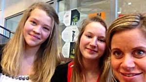 Emma Forsblom och Saga Lindfors med sin mentor Ann-Charlotte Åkerholm. Saga Lindfors, Emma Forsblom och deras mentor Ann-Charlotte Åkerholm