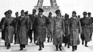 I Paris Adolf Hitler med följe besöker Paris i juni 1940.