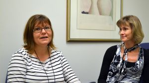 Mervi Koreneff och Johanna Grönroos har båda döttrar som hittills fått modersmålsundervisning på svenska i den fransk-finska skolan i Helsingfors. Mervi Koreneff och Johanna Grönroos.