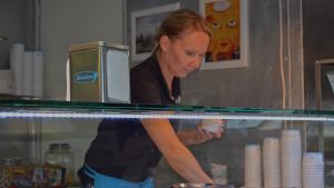 Enligt Tiina Karhu är det just djungeltrumman som gäller när man vill testa nya glasser. - Varje dag får vi besök av nya kunder som har hört om våra produkter, vilket är fint för att vi själva gör inte så mycket reklam för dem. Tiina Karhu från Jädelino i Slakthuset.