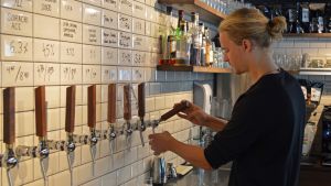 "När det kommer fler intresserade kunder så kommer det också fler småbryggerier. Då ökar också kvalitén." Tino Alakari på mikrobryggeriet Il Birrificio Il Birrificio och Tino Oksanen