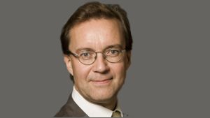 Det gäller för politiker och tjänstemän att tänka på svenskan långt på förhand anser professor Markku Suksi. Markku Suksi