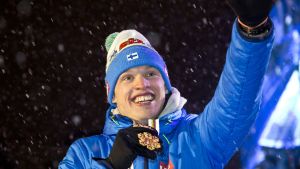 Iivo Niskanen vann VM-guld i Lahtis. Iivo Niskanen får sin guldmedalj.