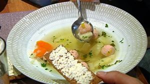 De finländska skolorna har serverat skolmat sedan år 1948. En portion siskonkorvsoppa med en surskorpa.
